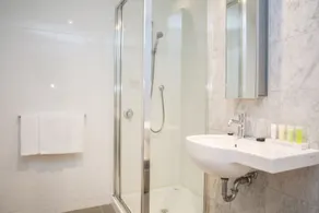 Adara Hotel Richmond - Bathroom