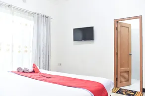 RedDoorz near Sultan Hasanuddin Airport 2 Makassar - Værelse
