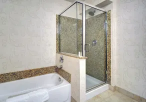 Grand Hotel at Bridgeport - Bathroom