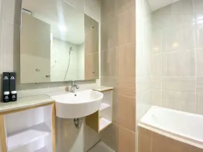 Cozy And Simple Big Studio Vasanta Innopark Apartment - Bathroom