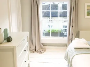 The Apartment, Bath - Rom