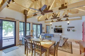 Lakefront Hartford Cabin w/ Canoe & Boat Ramp - Innvendig