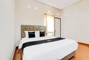 Capital O 93994 Dalem Kamulyan Syariah Guest House - Værelse