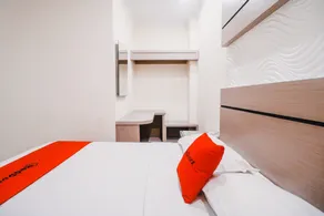 Reddoorz Plus near Makassar Town Square - Chambre