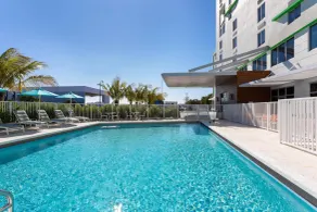 Wyndham Garden Miami International Airport - Piscina