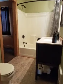 406 Lodge at Yellowstone - Bathroom