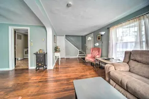 Eastlake Home w/ Patio < 1 Mi to Lake Erie! - Intérieur