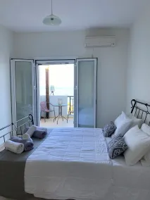 Amaltheia Beachfront Villas - Chambre