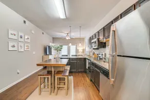 Walk to Stadium & Cotton District, Balcony & Pool - Innenbereich