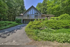 Sebago Lake Gem on Private Cove w/ Boat Dock! - Interni