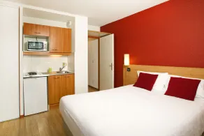 Séjours & Affaires Genève Saint Genis - Room