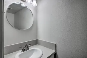 Central Bakersfield Townhome w/ Private Patio - Innvendig