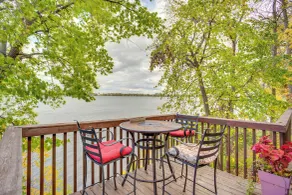 Waterfront Howard Lake Vacation Rental w/ Dock - Interni