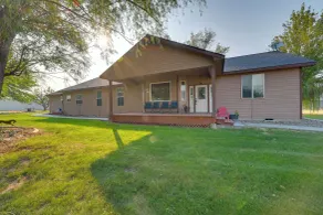 Kennewick Hideaway: Yard, Deck, 2 Living Rooms - Innvendig