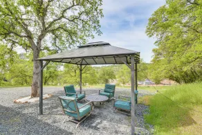 Coulterville Home w/ Gazebo Near Lakes & Hiking! - Innenbereich