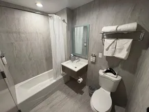 Holiday Inn Express & Suites Bronx - Zoo Area by IHG - Bathroom