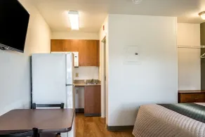 HomeTowne Studios by Red Roof Salem, OR - Chambre