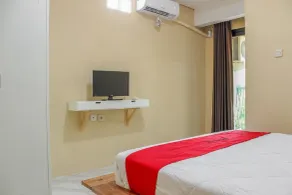 RedDoorz Syariah near Pasar Modern Cikopo - Room