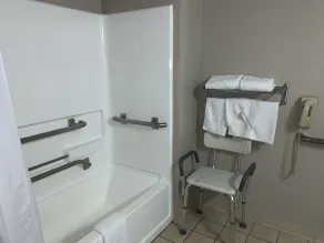 Super 8 by Wyndham Greeley Hotel - Salle de bain