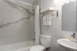 Days Inn by Wyndham Gainesville Hospital - University Area - Bathroom