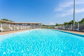 Days Inn by Wyndham Breezewood - Pool