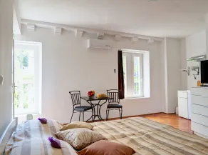 White House Apartments - Room
