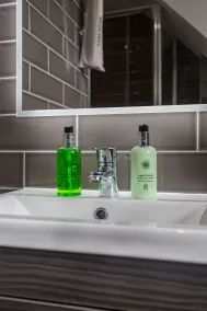 The George Hotel, Dorchester-on-Thames, Oxfordshire - The Coaching Inn Group - Bathroom