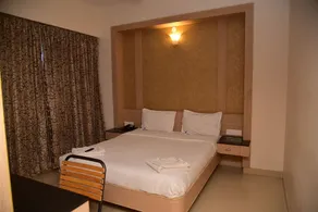 Hotel Varshan International - Champagne service