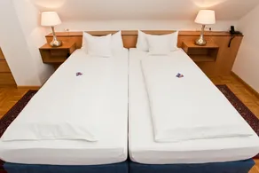 Vierbettzimmer mit Dusche und WC - Habitación