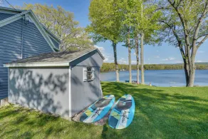 Family Friendly! Lakefront Tully Getaway w/ Porch - Interiör