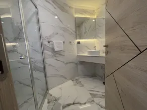 Le Luxe Suites Hotel - Baño