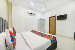 FabHotel Kavya Inn - Nr The Mall of Faridabad - Rom