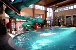 Armon Plaza Montreal Airport - Piscina