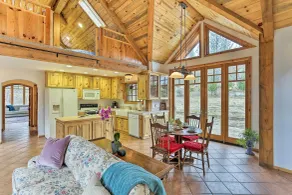 Peaceful Shasta Cascade Getaway on 15-acre Ranch! - Intérieur