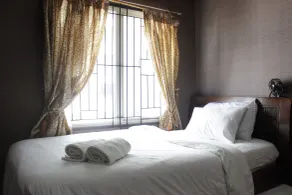 Chic and Cozy 2BR Apartment at Pinewood Jatinangor near JATOS By Travelio - Zimmer
