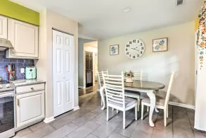 Peaceful Beaufort Home w/ Front Porch + Grill - Interiör