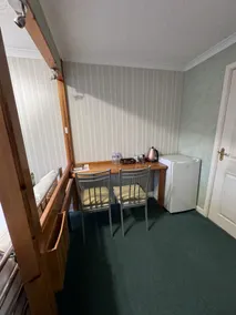All Seasons Gatwick Guest House & Parking - Rom