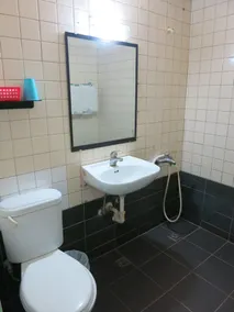 Reui Chung Hotel - Bathroom