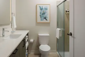 WaterWalk Extended Stay by Wyndham Jacksonville Deerwood Pk - Bathroom