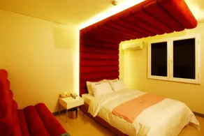 Q Hotel - Room