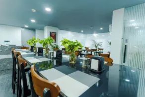 BedChambers Luxury Apartment Near Golf course Road - Restaurant