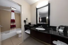 HomeTowne Studios by Red Roof Bordentown - McGuire AFB - Salle de bain