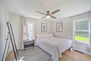 Artsy Upstate Getaway w/ Huge Private Yard! - Værelse