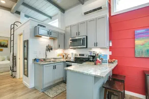 Flat Rock Tiny Home: BBQ-Ready Patio & Pool Access - Innvendig