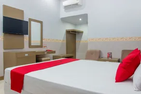 RedDoorz near Goa Panggung - Room