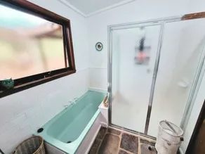 Rustic Country Lane Farmhouse in Lysterfield - Baño