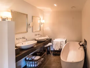 Nimb Hotel - Bathroom