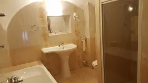 Hotel Romantik Eger - Bathroom