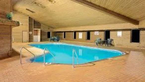 Super 8 by Wyndham Sturgeon Bay - Pool