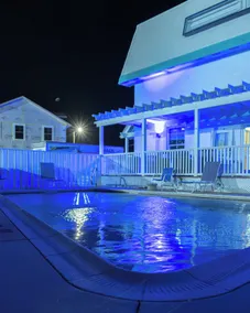 NEW 2026-Ocean Sands Beach Boutique Inn-Sauna and Salt-Mineral Pool -Free Beach Bikes and Famous Beach- Fresh Baked Cookies and Popcorn - Bathrobes and Sunscreen in all rooms-Ultra Sparkling-Free Laundry- 4 Grand Black Beds-Call NOW & Save-1-252-AHA-SAND - Piscine